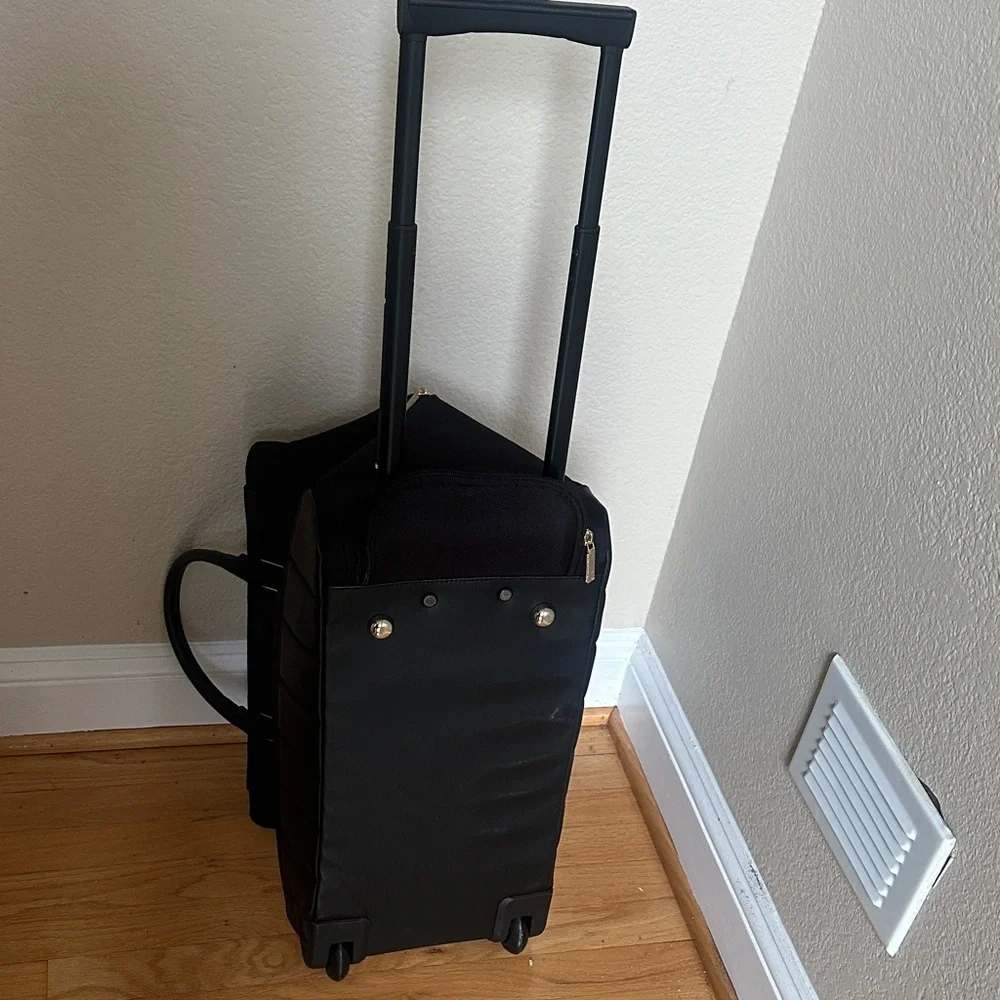 Ted Baker stylish, black travel bag with pull handle and wheels. - Picture 8 of 8